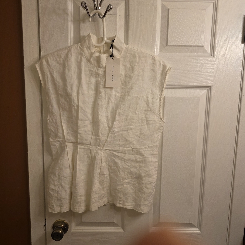 Elegant White Sleeveless Top - Picture 6 of 7